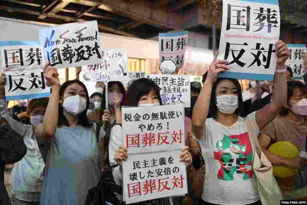 Japonezii au protestat împotriva înmormântării de stat a fostului prim-ministru japonez Shinzo Abe, în fața gării Shinjuku din Tokyo, pe 19 septembrie 2022.&nbsp;