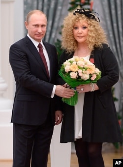Ресей президенті Владимир Путин (сол жақта) және әнші Алла Пугачева. Кремль, Мәскеу, Ресей, 22 желтоқсан 2014 жыл.