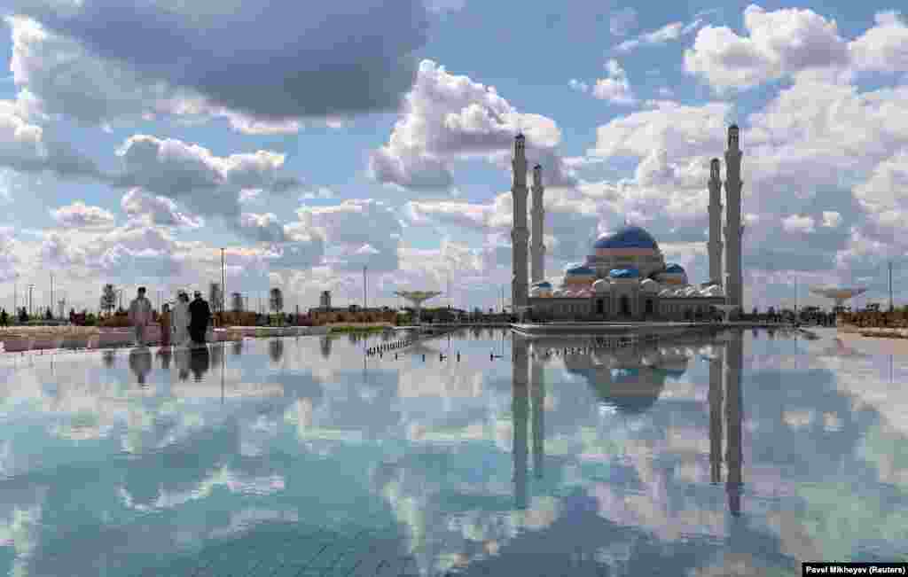 Një xhami e re në Astana është fotografuar para mbajtjes së një konference fetare ndërkombëtare shumëkombëshe me pjesëmarrjen e Papa Françeskut, më 13 shtator.