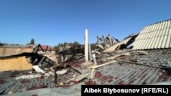 Крыша дома, куда попал снаряд. Город Баткен, 17 сентября 2022 г.