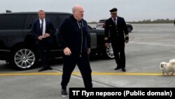 Лукашэнка сядае ў самалёт. 15 верасьня 2022