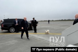 Аляксандар Лукашэнка сядае на самалёт на аэрадроме Балбасава для палёту на саміт ШАС, 15 верасьня 2022