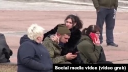 Женщины провожают мобилизованного россиянина