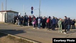 Russians wait to cross the border into west Kazakhstan on September 22, one day after the announcement of a 'partial mobilization' by President Vladimir Putin. 