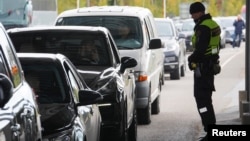 Cars line up to leave Russia at the border with Finland on September 23. 