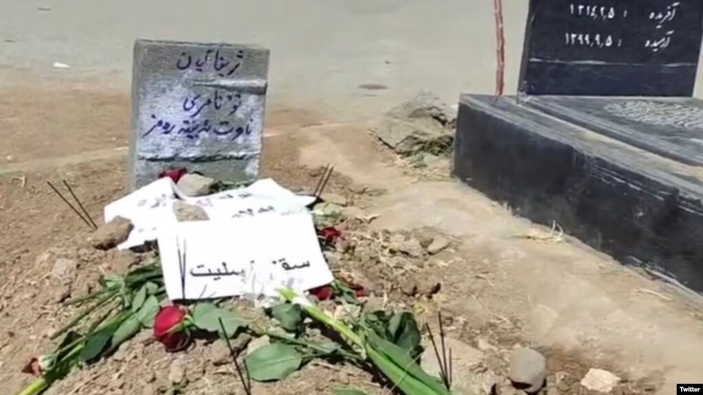 بر مزار مهسا نوشتهاند: «ژیناجان تو نمیمیری، نامت به یک رمز بدل خواهد شد»