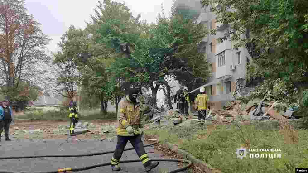 Egy erősen megrongálódott lakóépület Bahmutban az orosz támadás után. A helyszínen tűzoltók dolgoznak, a halálos áldozatok száma egyelőre nem ismert