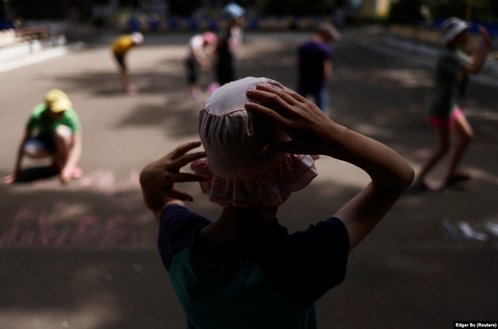 Tanya, 12 vjeçe, e cila është autike dhe nuk flet, shikon fëmijë të tjerë duke luajtur në një hapësirë&nbsp;për personat me nevoja të veçanta në Odesa më 7 qershor. Tanya, si nëntë në 10 fëmijë nën kujdesin e Ukrainës, është një "jetim social", një fëmijë, prindërit e të cilit nuk janë në gjendje të kujdesen për të ose të cilit i mohohen të drejtat prindërore sipas ligjit ukrainas.