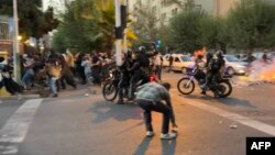 نمایی از هجوم نیروهای امنیتی موتورسوار به صف معترضان در تهران