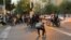 نیروهای ضد شورش جمهوری اسلامی در حال یورش به معترضان در جریان اعتراضات سراسری به جان باختن مهسا امینی در بازداشت گشت ارشاد