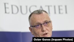 Ministrul Sorin Cîmpeanu nu a înaintat încă proiectul de lege a educației nici guvernului spre avizare, nici parlamentului. Proiectul este controversat și criticat din multe părți, dar ministrul nu pare a ține cont de observațiile aduse. 