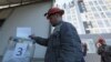 Građevinski radnik glasa tokom referenduma o priključenju samoproglašene Narodne Republike Donjeck Rusiji, 26. septembra 2022.