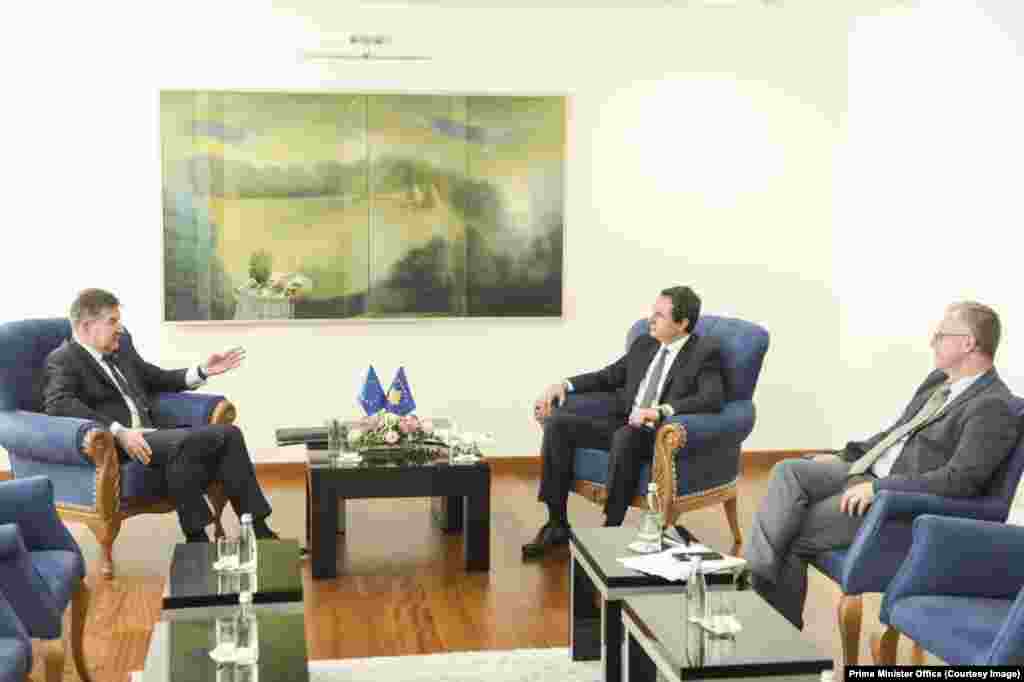 КОСОВО -&nbsp;Специјалниот пратеник на Европска Унија за дијалогот меѓу Косово и Србија, Мирослав Лајчак попладнево допатува во ненајавена посета на Косово и веднаш замина во Владата на средба со премиерот Албин Курти.