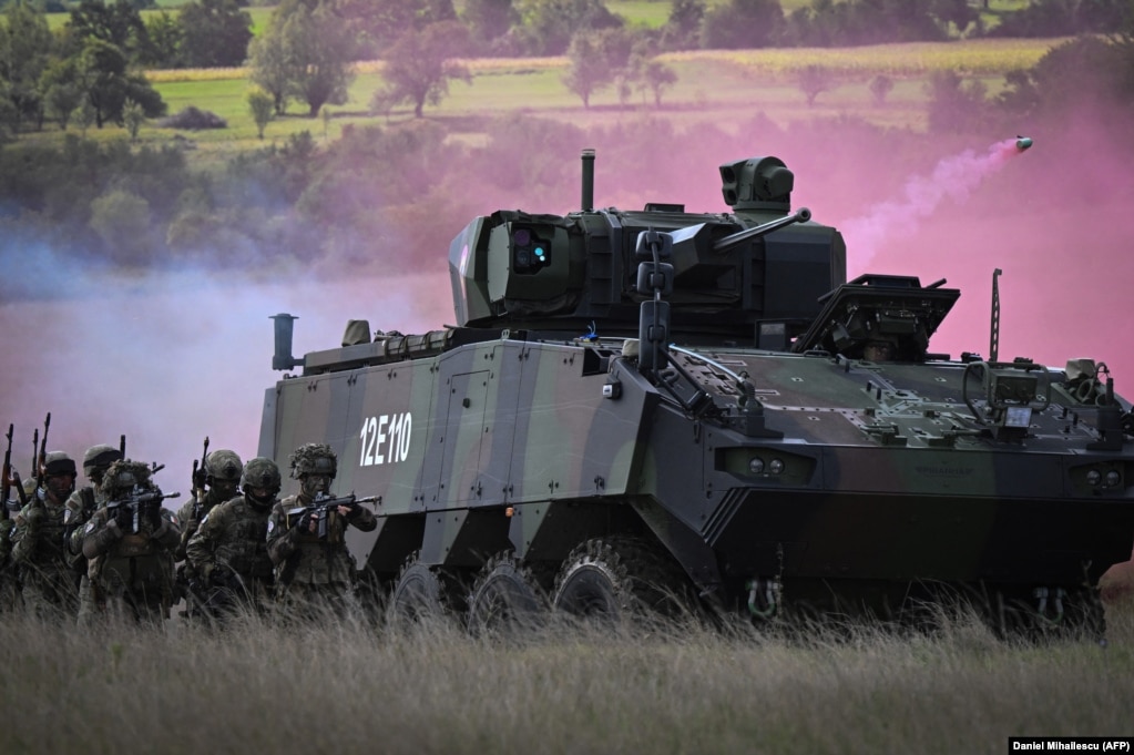 Французькі та румунські військові тренуються на полігоні Чинку 20 вересня, з використанням бронетехніки та димових шашок, 20 вересня. Об&rsquo;єкт в Чинку вже протягом тривалого часу використовувався для навчання військ НАТО, але реконструкція, яка зараз триває, дозволить розмістити на цьому об&rsquo;єкті близько 1000 солдат НАТО та важке озброєння &nbsp;