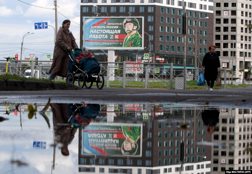 Një billbord reklamon kontrata me ushtrinë ruse në Shën Petersburg, me imazhin e një ushtaraku dhe sloganin: "T'i shërbesh Rusisë është një punë e vërtetë".