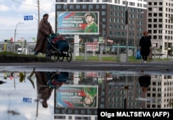 Bilbord koji promoviše ugovornu vojnu službu sa likom vojnog lica i sloganom "Služenje Rusiji je pravi posao", Sankt Peterburg 20. septembra 2022, dan pre ukaza o mobilizaciji rezervista.