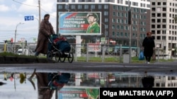 Bilbord koji promoviše ugovornu vojnu službu sa likom vojnog lica i sloganom "Služenje Rusiji je pravi posao", Sankt Peterburg 20. septembra 2022.
