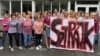 Sztrájkoló tanárok és mások a pécsi Cserepka iskolába 2022. szeptember 19-én