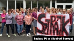Sztrájkoló tanárok és mások a pécsi Cserepka iskolába 2022. szeptember 19-én
