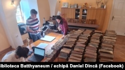 Peste 140 de cărți vechi de sute de ani au fost găsite în această vară, în podul complexului biserii-cetate evanghelică din Mediaș.