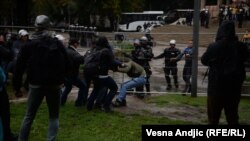 Десетки души са били задържани, след като анти-ЛГБТ активисти са хвърляли бутилки по полицията и са се опитали да пресекат полицейските кордони.