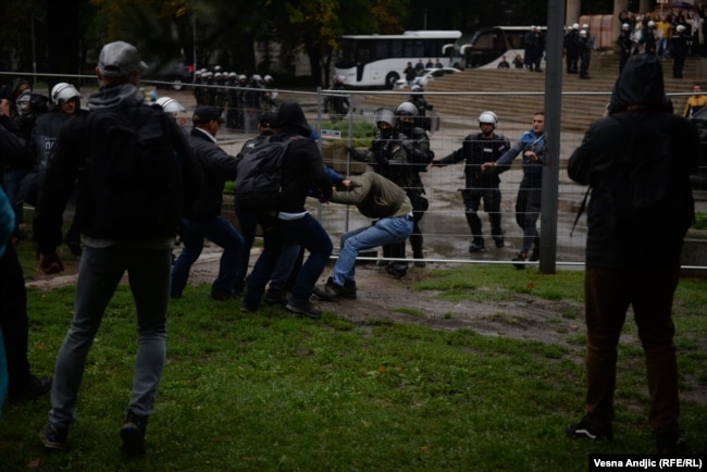 Policia duke u përleshur me personat që kundërshtojnë mbajtjen e EuroPride. Beograd, 17 shtator 2022.