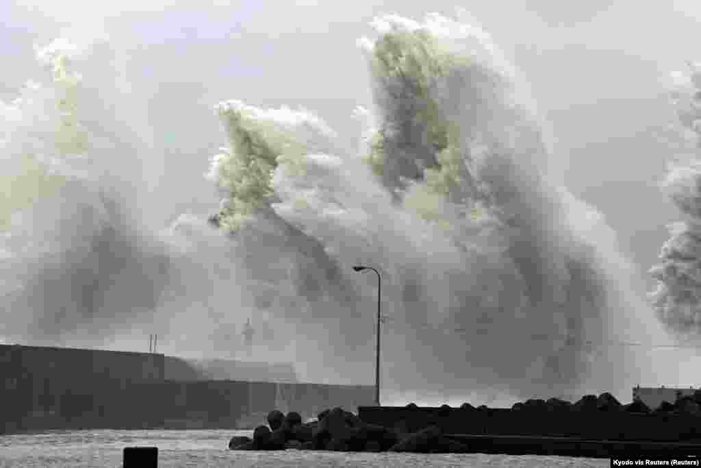 Visoki talasi izazvani tajfunom Nanmadol u ribarskoj luci u Akiju, prefektura Koči, zapadni Japan, 19. septembra 2022.
