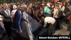 Shor Party protesters set up a tent in front of the presidency building on September 25.