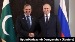 Vladimir Putin dând mâna cu prim-ministrul pakistanez Shehbaz Sharif în timpul unei întrevederi în marja summitului Organizației de Cooperare de la Shanghai (OCS) la Samarkand, Uzbekistan, 15 septembrie 2022