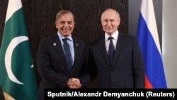 Russian President Vladimir Putin (right) shakes hands with Pakistani Prime Minister Shehbaz Sharif during a meeting on the sidelines of the Shanghai Cooperation Organization summit in Samarkand, Uzbekistan, in September 2022. 