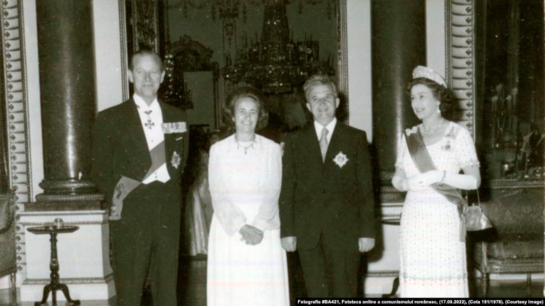 Prințul Filip, Elena Ceaușescu, Nicolae Ceaușescu și Regina Elisabeta a II-a în timpul banchetului de stat de la Palatul Buckingham. Soții Ceaușescu au efectuat o vizită în Marea Britanie între 13 și 16 iunie 1978. 