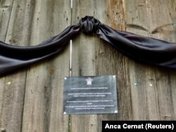 Mesajul de condoleanțe postat pe poarta casei deținute de fundația prințului Charles, în Viscri, după decesul reginei Elisabeta a II-a, mama sa.