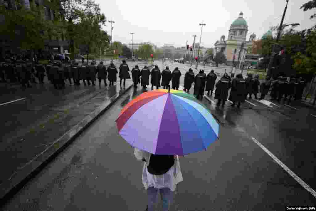 Interventna policija postrojena je u Beogradu kako bi spriječili sukob učesnika Parade ponosa sa demonstrantima.&nbsp;