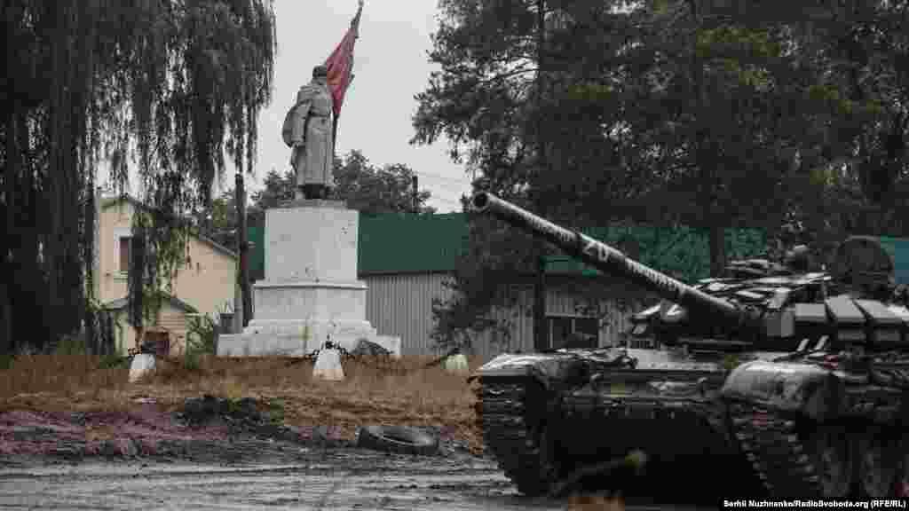 Російський трофейний танк стоїть біля меморіалу загиблим червоноармійцям у Другій світовій війні&nbsp;