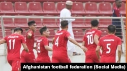 بازیکنان تیم فوتبال زیر سن ۲۰ سال افغانستان که در برابر تیم عمان مسابقه دادند ( تصویر از صفحه رسمی فدراسیون فوتبال افغانستان ) 