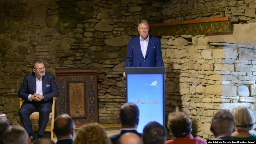 Klaus Iohannis participă deseori la evenimente publice alături de prietenul său, Michael Schmidt (cel de pe scaun).