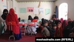 گروهی از کودکان و زنان در انتظار دریافت خدمات صحی در افغانستان (تصویر آرشیف)