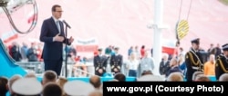 Прем’єр-міністр Польщі Матеуш Моравецький виступає на урочистій церемонії відкриття каналу через Віслинську косу. Польща, 17 вересня 2022 року
