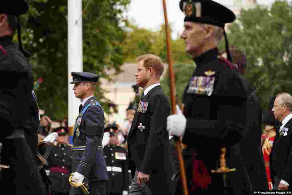 Prinčevi William i Harry hodaju iza kovčega kraljice Elizabete nakon službe u Westministeru.