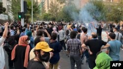 Протести в Ірані почалися 16 вересня після повідомлення про смерті 22-річної Махси Аміні у лікарні, куди її привезди з черепно-мозковою травмою з поліцейського відділку. Тегеран, 19 вересня