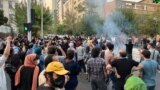 نمایی از اعتراض‌ها در مقابل مرکز خرید پالادیوم در تهران