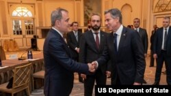 Azerbaijani Foreign Minister Ceyhun Bayramov (left) shakes hands with U.S. Secretary of State Antony Blinken (right) as Armenian Foreign Minister Ararat Mirzoyan (center) looks on in New York on September 19.