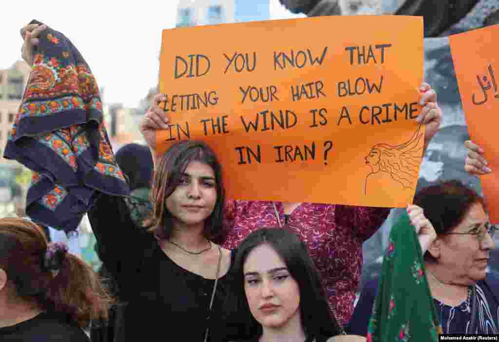 &bdquo;Tudtad, hogy bűncselekménynek számít Iránban, ha kiengeded a hajad?&rdquo; &ndash; szimpatizánsok fejkendőjüket levéve tüntettek Libanonban