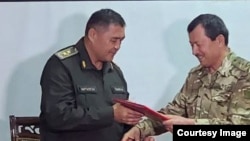 Главы служб национальной безопасности Таджикистана и Кыргызстана Камчыбек Ташиев и Саймумин Ятимов подписали протокол о мирном урегулировании конфликта между странами