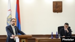 Тигран Авинян (слева) и мэр Еревана Грачья Саргсян на внеочередном заседании Совета старейшин Еревана. 23 сентября 2022 г.