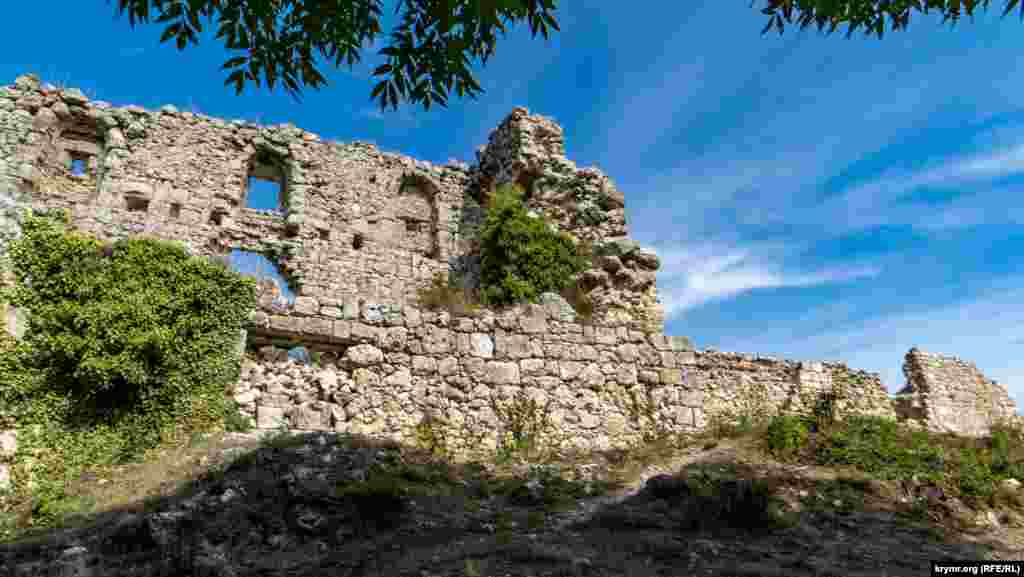 Наиболее сохранившийся объект всего Мангуп-Кале &ndash; комплекс цитадели. Он отгораживает мыс Тешкли-Бурун от остальной части территории Мангуп-Кале. Сооружение цитадели датируется 60-ми годами XIV века