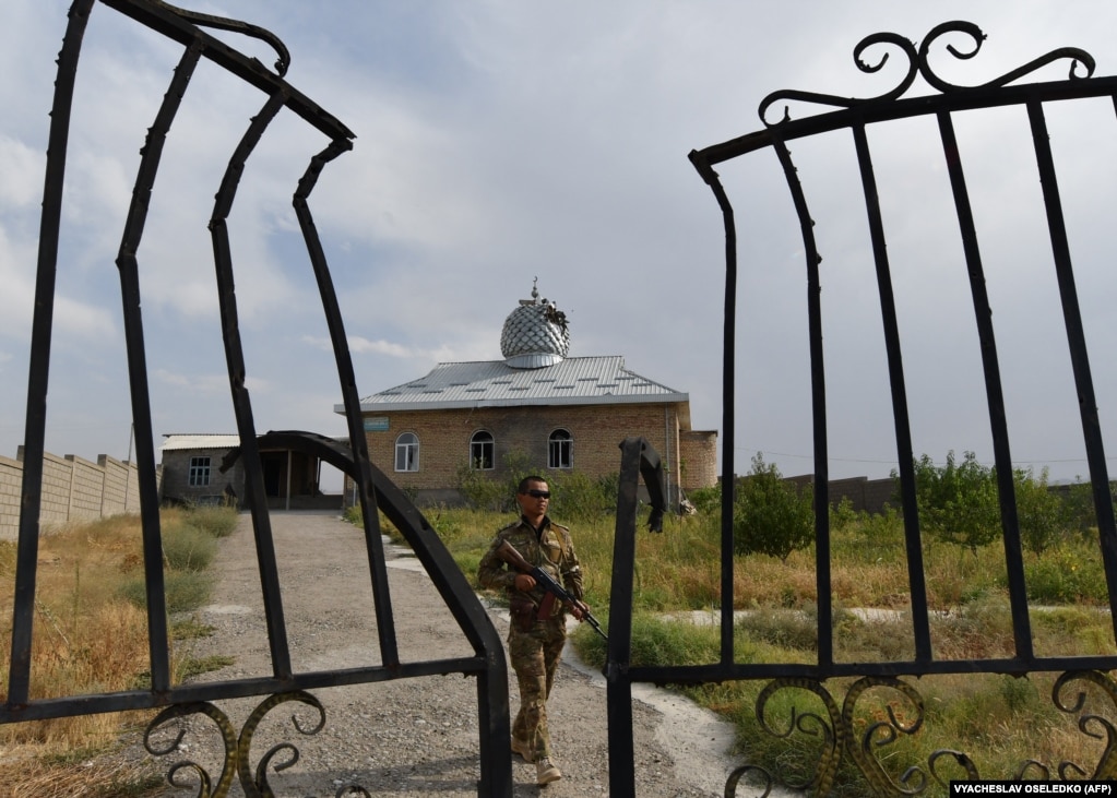Një ushtar kirgiz duke patrulluar pranë një xhamie të dëmtuar në fshatin Maksat pranë kufirit me Taxhikistanin.