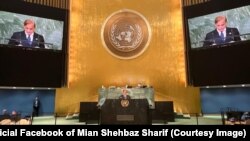 شهباز شریف صدراعظم پاکستان هنگام سخنرانی در مجمع عمومی سازمان ملل متحد در نیویارک
