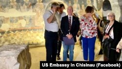 Aambasadorul american la Chișinu Kent Logsdon (centru) în Biserica Adormirea Maicii Domnului de la Căușeni