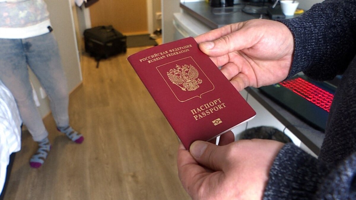 Россия: у чиновников и сотрудников госкомпаний забирают загранпаспорта